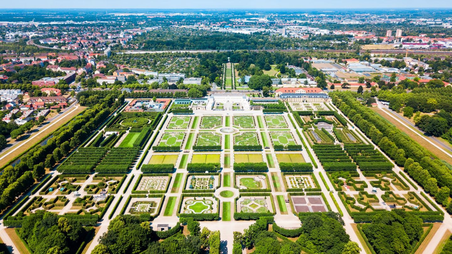 Nach dem Zweiten Weltkrieg war das Schloss Herrenhausen weitestgehend zerstört. Es dauerte bis 2013, bis das Schloss als Tagungszentrum und Museum wieder eröffnet werden konnte. Besonderes Augenmerk verdient die beeindruckende Gartenanlage mit dem historischen Kernstück, dem Großen Garten. Als Zeugnis seiner Zeit zählt er zu den bedeutendsten Barockgärten in Europa.