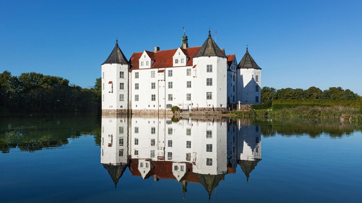 Eines der bedeutendsten Renaissanceschlösser in Nordeuropa ist das Schloss Glücksburg bei Flensburg. Auf einer ehemaligen Klosteranlage 1587 von Herzog Johann dem Jüngeren errichtet, ist der historische Bau bis heute kaum verändert. Das Wasserschloss diente als Stammsitz der herzoglichen Familie und war zeitweilige Residenz des dänischen Königshauses.