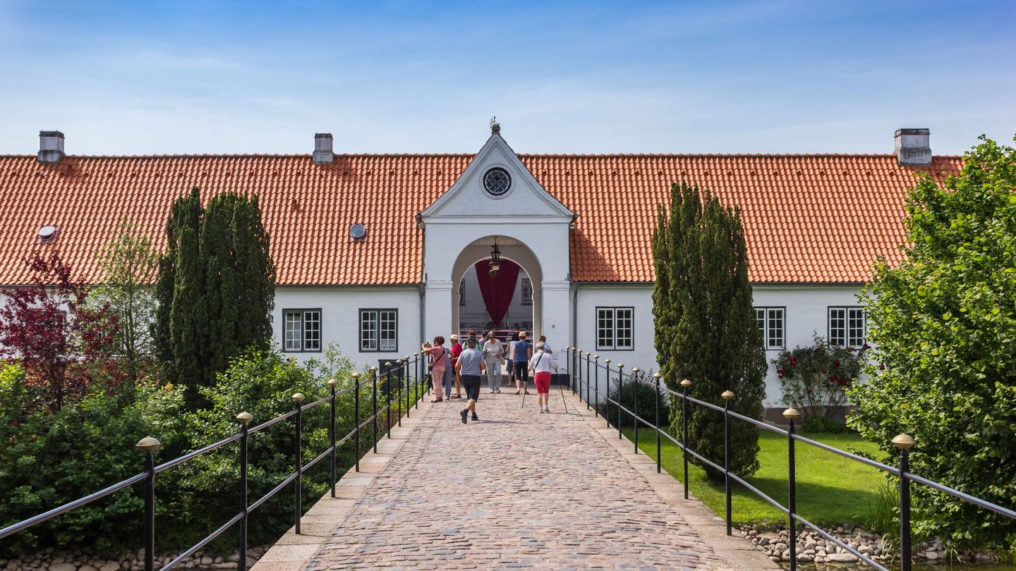Das Schloss an der Flensburger Förde ist eine der bekanntesten Sehenswürdigkeiten Schleswig-Holsteins. Seinen Namen erhielt das Schloss Glücksburg nach dem Wahlspruch des damaligen Herzogs: "Gott gebe Glück mit Frieden". Das Schloss mit Museum ist für Besucher zugänglich und bietet auch eine Kapelle für standesamtliche Trauungen.