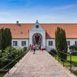 Das Schloss an der Flensburger Förde ist eine der bekanntesten Sehenswürdigkeiten Schleswig-Holsteins. Seinen Namen erhielt das Schloss Glücksburg nach dem Wahlspruch des damaligen Herzogs: "Gott gebe Glück mit Frieden". Das Schloss mit Museum ist für Besucher zugänglich und bietet auch eine Kapelle für standesamtliche Trauungen.