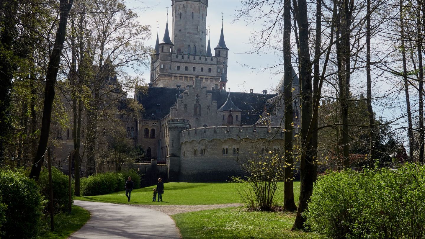 Schloss Marienburg war ein Geschenk von König Georg V. von Hannover an seine Frau Marie. Der König ließ das neugotische Schloss zwischen 1858 und 1867 erbauen, doch leider konnte die Familie das Prachthaus nie gemeinsam beziehen. Die Preußen zwangen den König noch vor der Fertigstellung des Schlosses ins Exil nach Österreich. Seine Frau folgte ihm ein Jahr später.