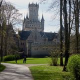 Schloss Marienburg war ein Geschenk von König Georg V. von Hannover an seine Frau Marie. Der König ließ das neugotische Schloss zwischen 1858 und 1867 erbauen, doch leider konnte die Familie das Prachthaus nie gemeinsam beziehen. Die Preußen zwangen den König noch vor der Fertigstellung des Schlosses ins Exil nach Österreich. Seine Frau folgte ihm ein Jahr später.