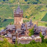 Auf einem Berg thront die Burganlage Cochem über der gleichnamigen rheinland-pfälzischen Stadt an der Mosel. Als Zollburg wurde der Bau wohl bereits um 1100 errichtet. Im 17. Jahrhundert wurde die mittelalterliche Gipfel- oder Höhenburg wurde jedoch zerstört und etwa hundert Jahre später im Stil der Burgenromantik neugotisch wieder neu errichtet.