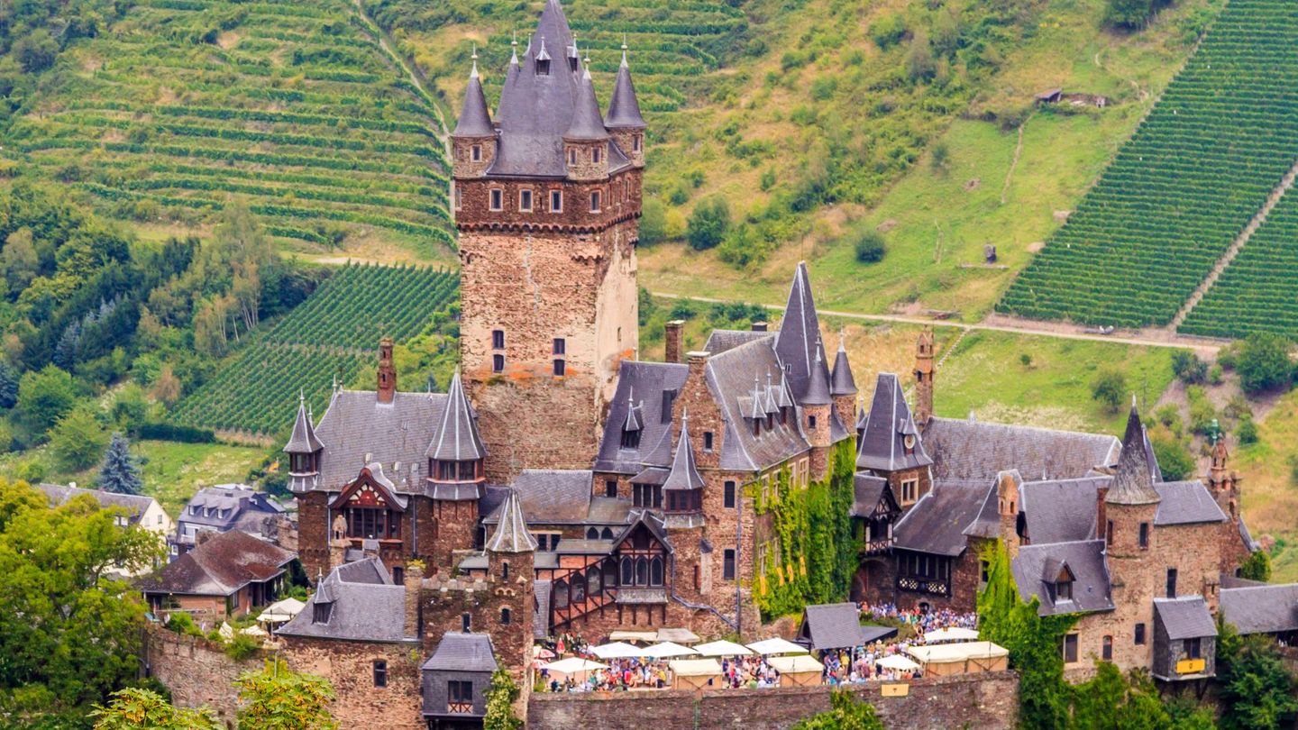 Auf einem Berg thront die Burganlage Cochem über der gleichnamigen rheinland-pfälzischen Stadt an der Mosel. Als Zollburg wurde der Bau wohl bereits um 1100 errichtet. Im 17. Jahrhundert wurde die mittelalterliche Gipfel- oder Höhenburg wurde jedoch zerstört und etwa hundert Jahre später im Stil der Burgenromantik neugotisch wieder neu errichtet.
