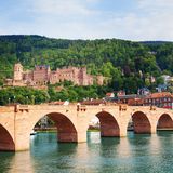 Das Schloss Heidelberg zählt unbestreitbar zu den berühmtesten Bauwerken Deutschlands. Als Wahrzeichen der Stadt thront die Schlossruine über dem Stadtbild und zieht viele Besucher auch aus dem Ausland an. Vor allem im Pfälzischen Erbfolgekrieg Ende des 17. Jahrhunderts wurde das Schloss stark beschädigt. Zuvor war es die Residenz der Kurfürsten von der Pfalz.