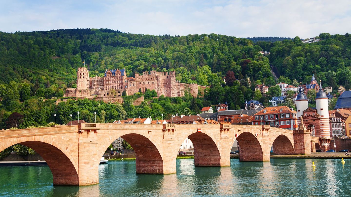 Das Schloss Heidelberg zählt unbestreitbar zu den berühmtesten Bauwerken Deutschlands. Als Wahrzeichen der Stadt thront die Schlossruine über dem Stadtbild und zieht viele Besucher auch aus dem Ausland an. Vor allem im Pfälzischen Erbfolgekrieg Ende des 17. Jahrhunderts wurde das Schloss stark beschädigt. Zuvor war es die Residenz der Kurfürsten von der Pfalz.