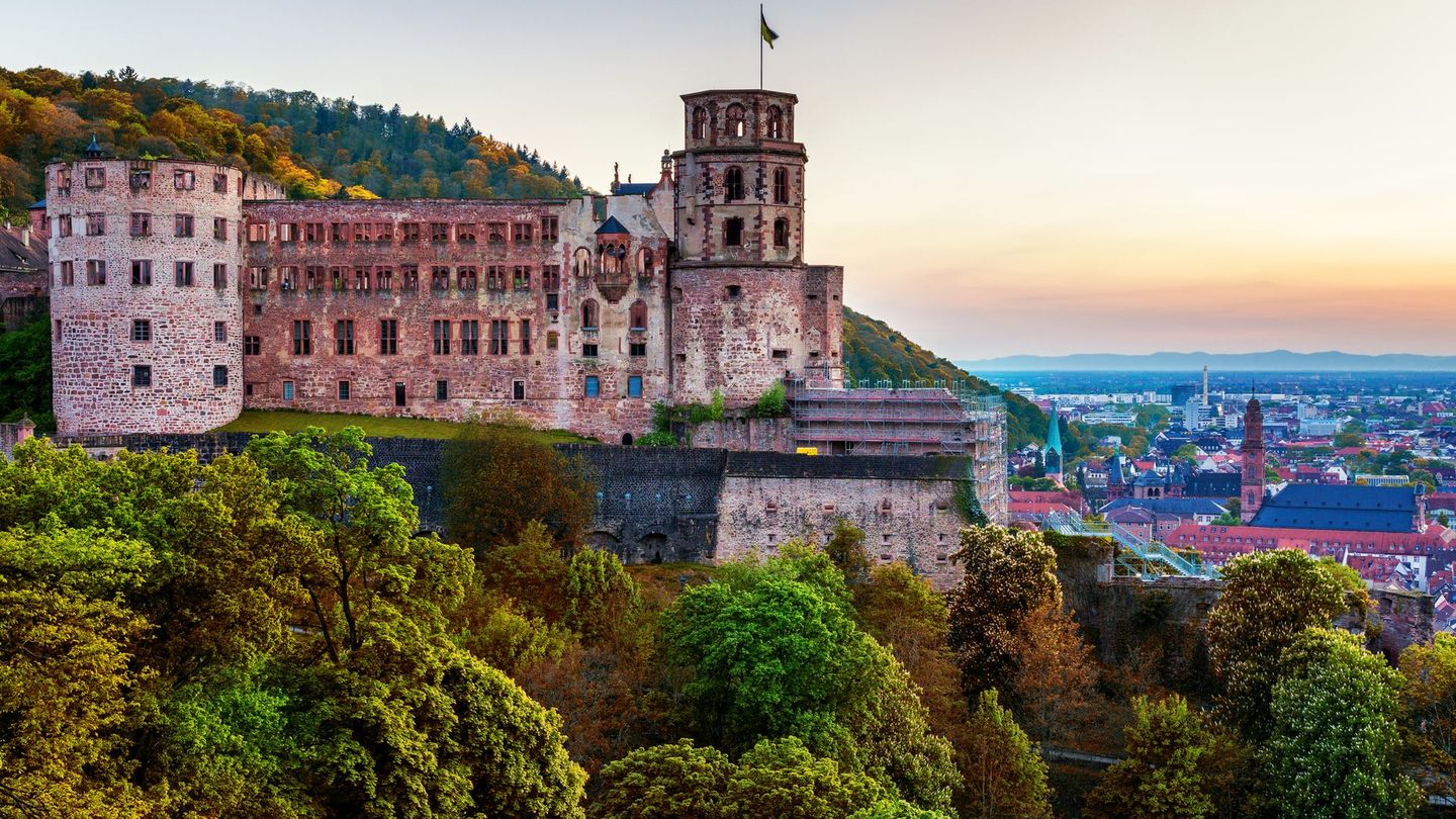 Nach den Zerstörungen wurde das Schloss in Heidelberg nur teilweise wieder aufgebaut. Ein Brand durch Blitzeinschlag im Jahr 1764 führte dazu, dass die Wiederherstellung dann ganz eingestellt wurde. Vor allem in der Romantik wurde die Ruine zum Idealbild dieser verklärten Epoche und zählt bis heute zu den meistbesuchten touristischen Sehenswürdigkeiten in Europa.