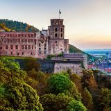 Nach den Zerstörungen wurde das Schloss in Heidelberg nur teilweise wieder aufgebaut. Ein Brand durch Blitzeinschlag im Jahr 1764 führte dazu, dass die Wiederherstellung dann ganz eingestellt wurde. Vor allem in der Romantik wurde die Ruine zum Idealbild dieser verklärten Epoche und zählt bis heute zu den meistbesuchten touristischen Sehenswürdigkeiten in Europa.