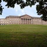 Das klassizistische Schloss Wilhelmshöhe sowie die oberhalb liegende Ritterburg im Bergpark entstanden im Auftrag von Kurfürst Wilhelm I. um 1790. Das Schloss ist aktuell vor allem als Museum bekannt, wo unter anderem die Antikensammlung und die Gemäldegalerie Alte Meister untergebracht sind. Angrenzend befindet sich ein Ballhaus und ein Gewächshaus.