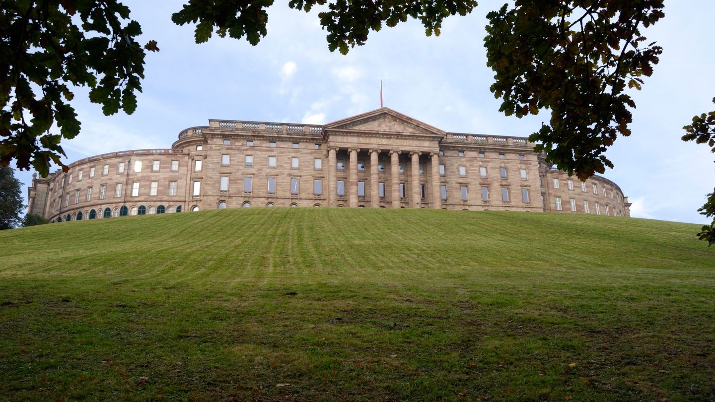 Das klassizistische Schloss Wilhelmshöhe sowie die oberhalb liegende Ritterburg im Bergpark entstanden im Auftrag von Kurfürst Wilhelm I. um 1790. Das Schloss ist aktuell vor allem als Museum bekannt, wo unter anderem die Antikensammlung und die Gemäldegalerie Alte Meister untergebracht sind. Angrenzend befindet sich ein Ballhaus und ein Gewächshaus.