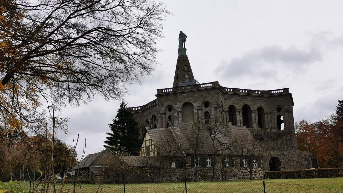 Der Bergpark Wilhelmshöhe mit dem Schloss und der mittelalterlichen Burgruine Löwenburg entstand bereits im 17. Jahrhundert unter Landgraf Carl und ist seit 2013 Teil des UNESCO-Weltkulturerbes. In der 560 Hektar großen Barock-Anlage befindet sich darüber hinaus die bekannte Herkules-Statue (Bild) als Wahrzeichen der Stadt Kassel.