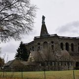 Der Bergpark Wilhelmshöhe mit dem Schloss und der mittelalterlichen Burgruine Löwenburg entstand bereits im 17. Jahrhundert unter Landgraf Carl und ist seit 2013 Teil des UNESCO-Weltkulturerbes. In der 560 Hektar großen Barock-Anlage befindet sich darüber hinaus die bekannte Herkules-Statue (Bild) als Wahrzeichen der Stadt Kassel.