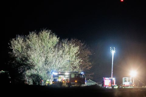 Die Feuerwehr war bis in die Nacht im Einsatz. Foto: Carsten Koall/dpa