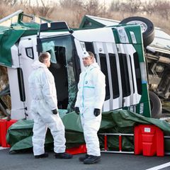Wieso der Fahrer die Kontrolle verlor und mit seinem Fahrzeug umkippte, ist bislang noch unklar. Foto: Matthias Bein/dpa