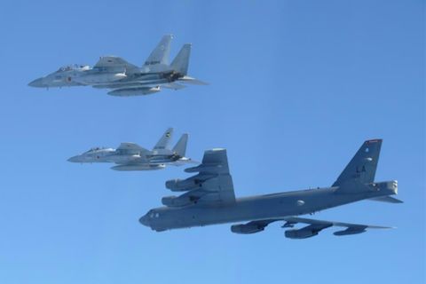 Ein B-52-Kampfjet der USA mit zwei F-15-Jets Japans
