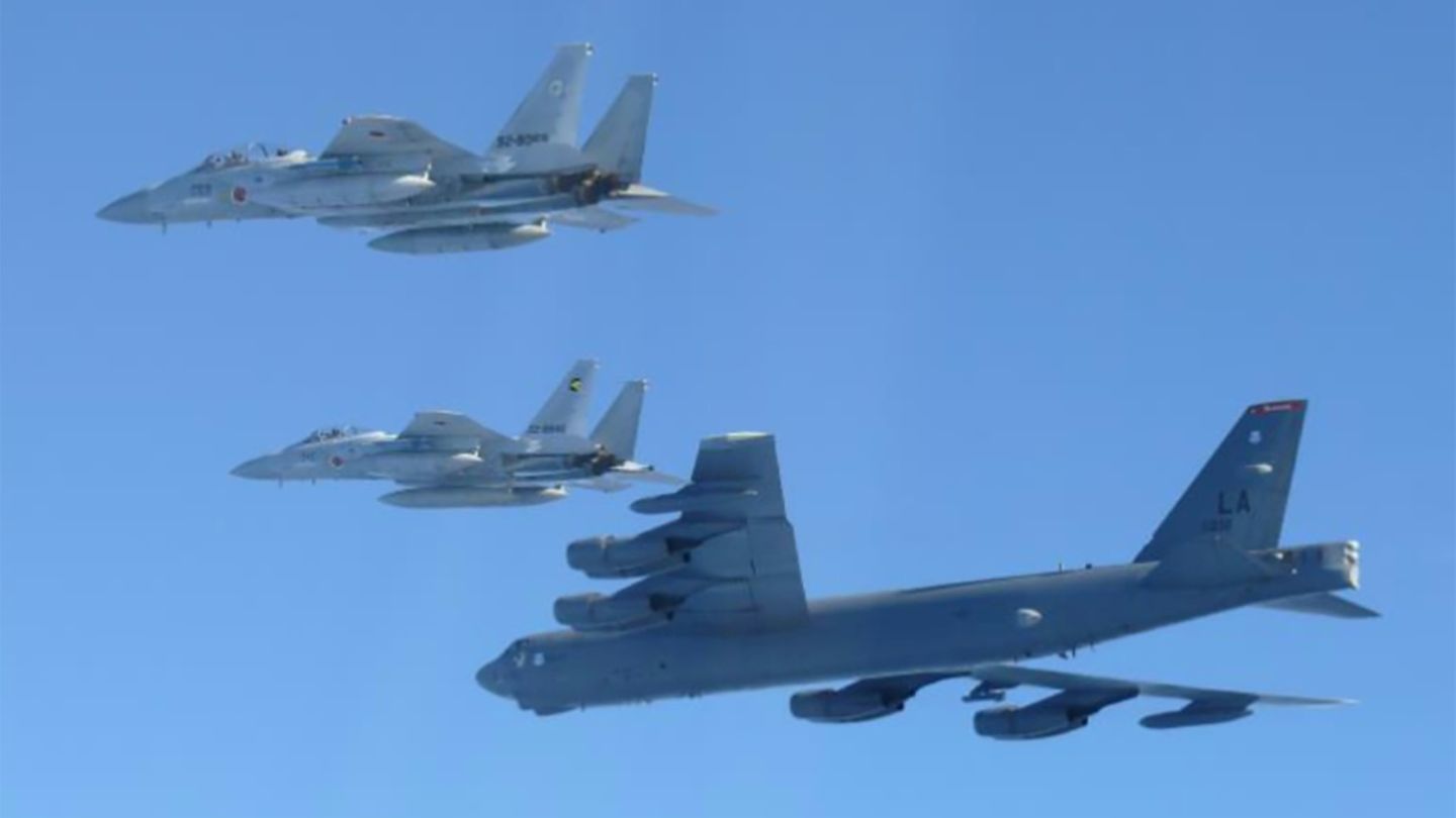 Ein B-52-Kampfjet der USA mit zwei F-15-Jets Japans
