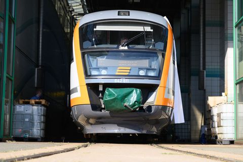 Pendler zwischen Zittau und Ebersbach müssen erneut umplanen: Wegen Mängeln an einer Brücke ist das Gleis gesperrt, Busse ersetz