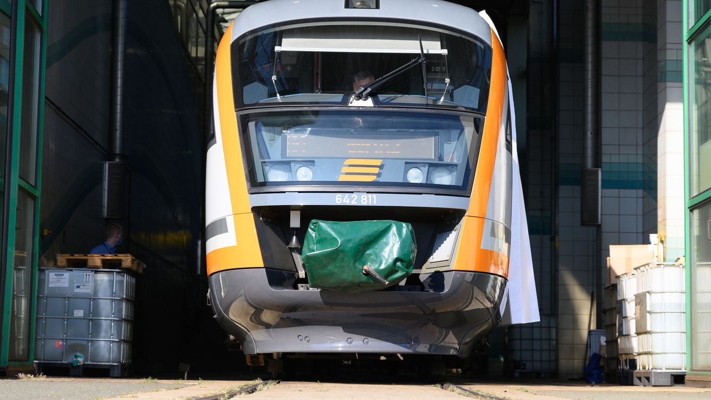 Pendler zwischen Zittau und Ebersbach müssen erneut umplanen: Wegen Mängeln an einer Brücke ist das Gleis gesperrt, Busse ersetz