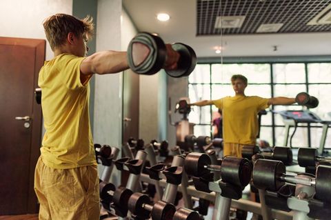 Jugendlicher beim Krafttraining im Fitnessstudio