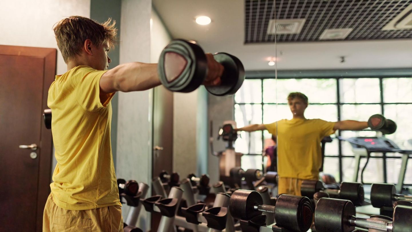 Jugendlicher beim Krafttraining im Fitnessstudio