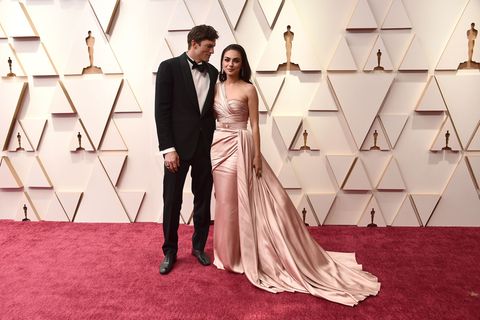 Hollywoodstar Ashton Kutcher (47) bringt nach Angaben seiner Ehefrau Mila Kunis (42) der gemeinsamen Tochter persönlich das Kämp