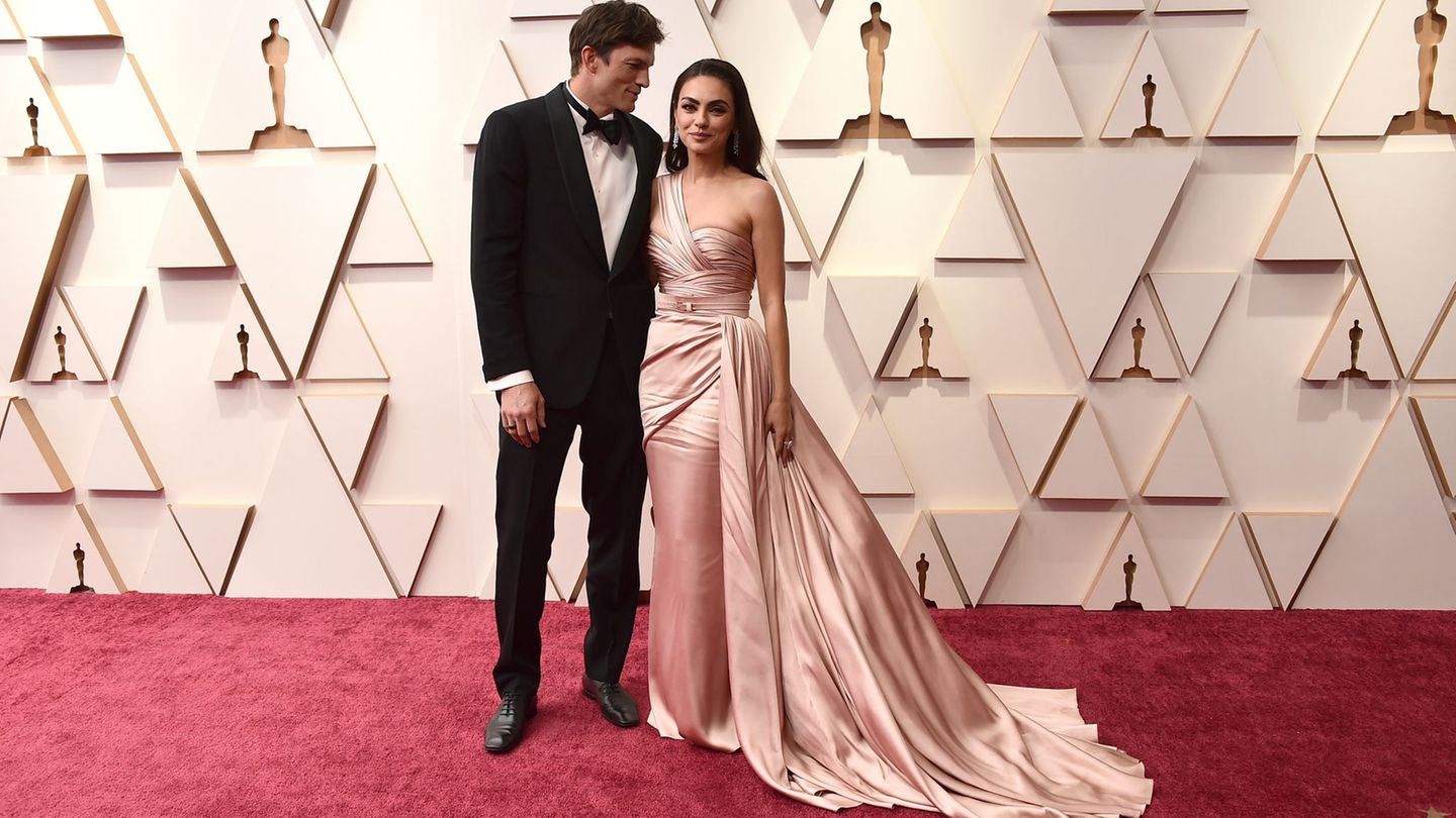 Hollywoodstar Ashton Kutcher (47) bringt nach Angaben seiner Ehefrau Mila Kunis (42) der gemeinsamen Tochter persönlich das Kämp