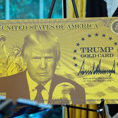 Ein Poster mit der Trump Gold Card ist abgebilde