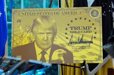 Ein Poster mit der Trump Gold Card ist abgebilde