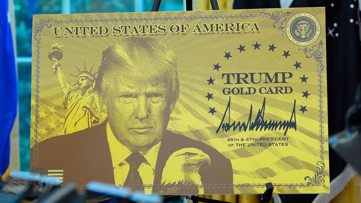 Ein Poster mit der Trump Gold Card ist abgebilde