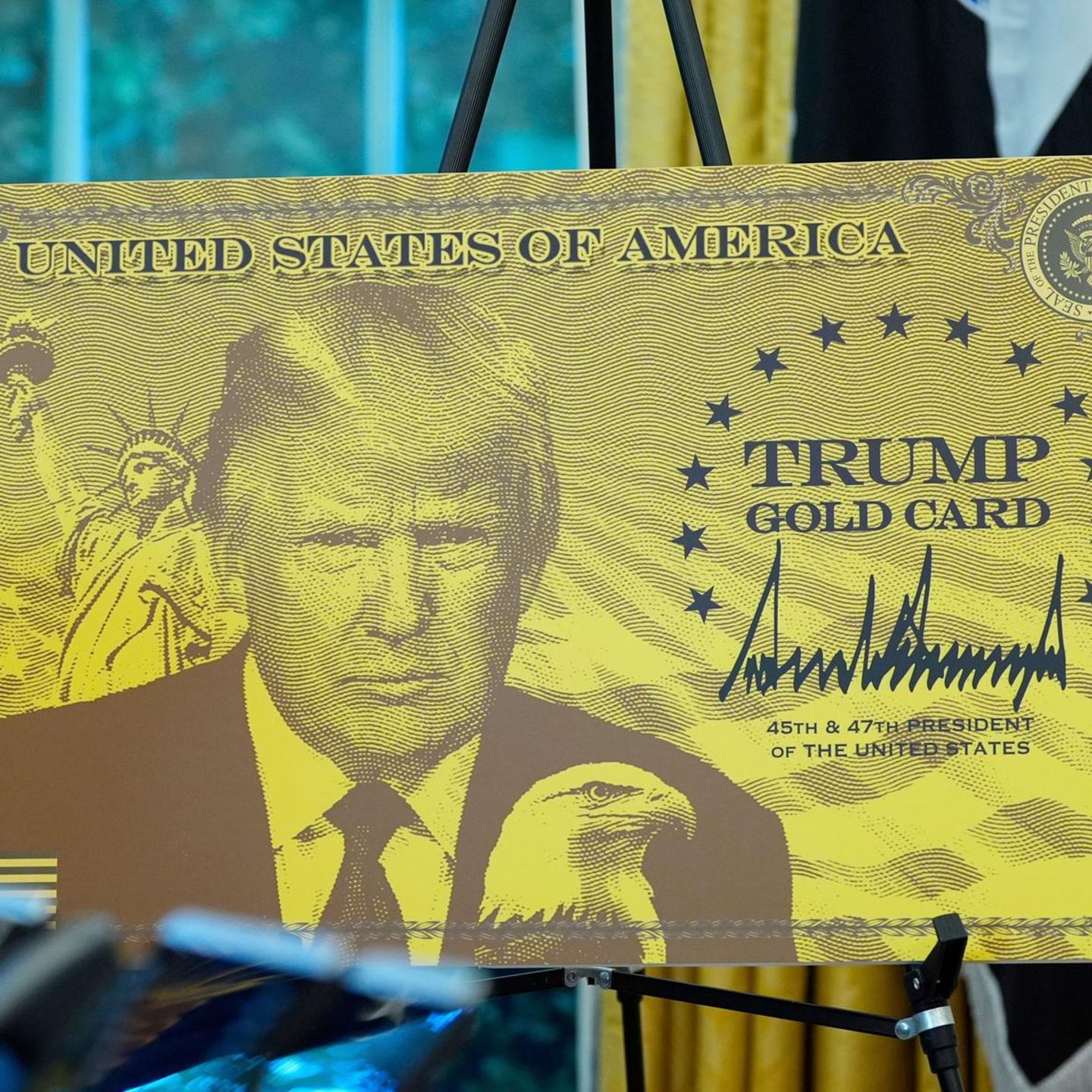 Ein Poster mit der Trump Gold Card ist abgebilde
