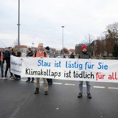 Etwa zwei Dutzend Klimaaktivisten haben in Dresden für eine Wärmewende in der Stadt demonstriert. Foto: Sebastian Kahnert/dpa