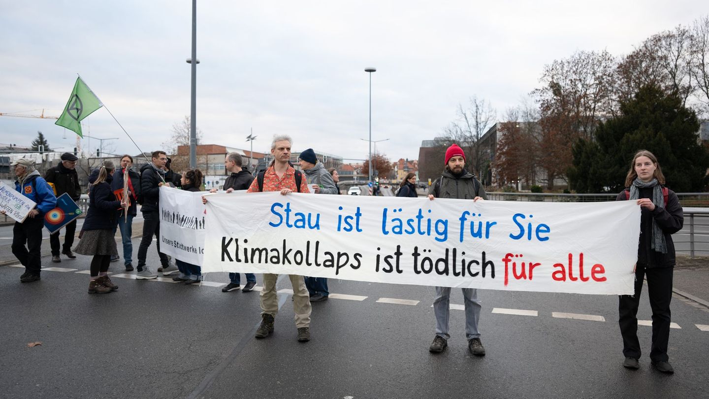Etwa zwei Dutzend Klimaaktivisten haben in Dresden für eine Wärmewende in der Stadt demonstriert. Foto: Sebastian Kahnert/dpa