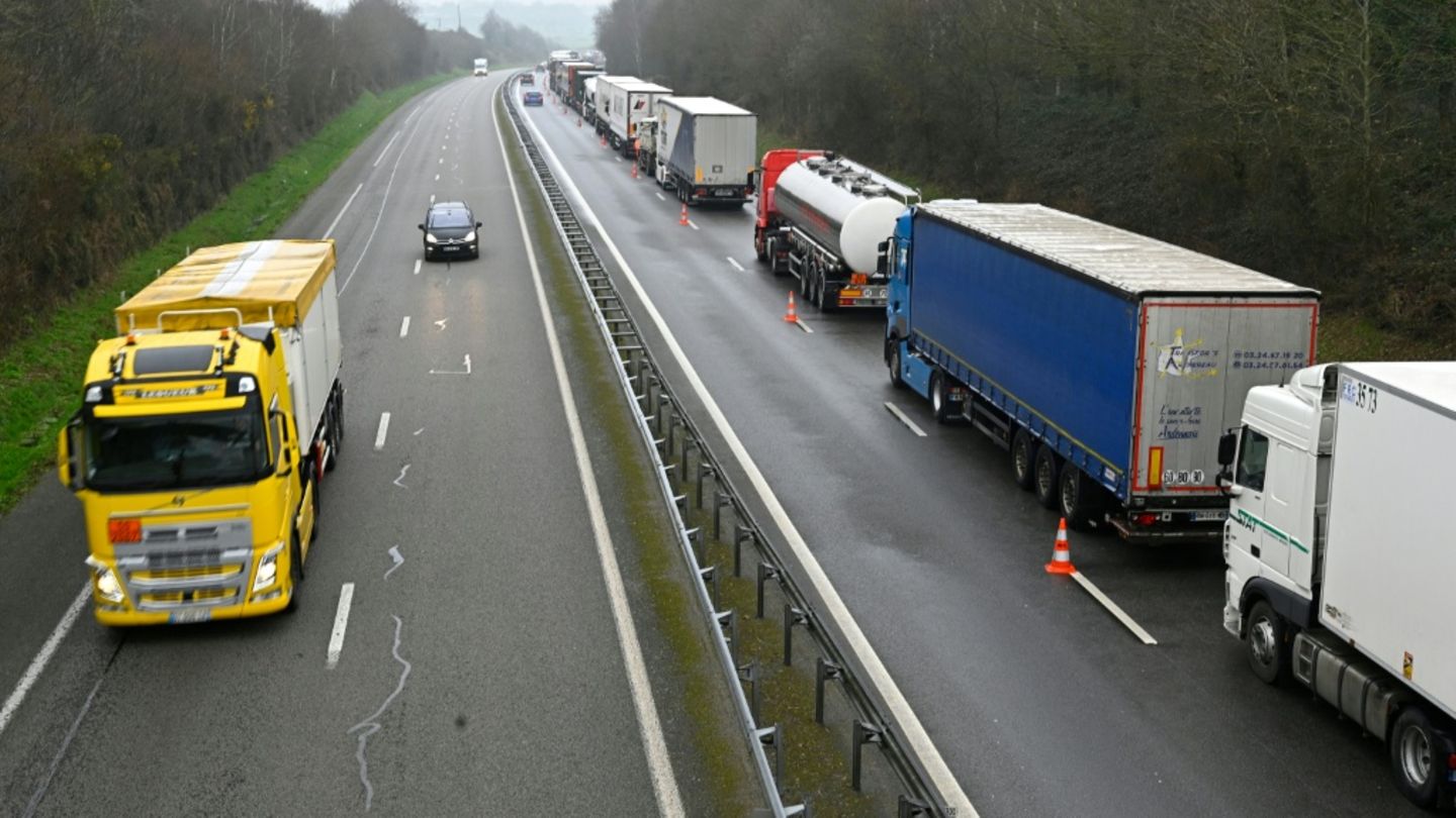 Lastwagen auf einer französischen Autobahn