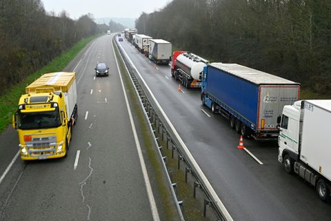 Lastwagen auf einer französischen Autobahn