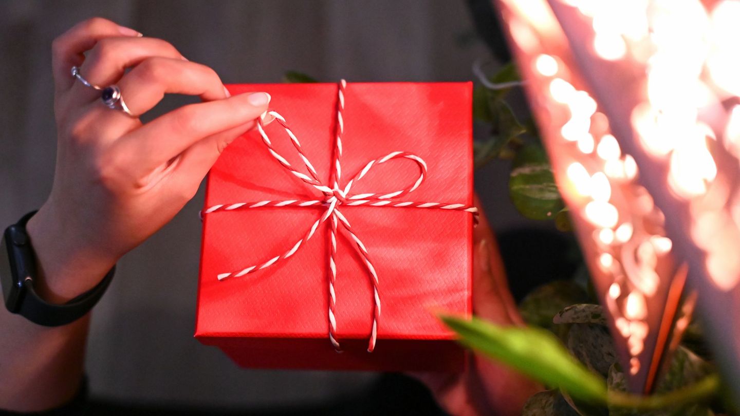 Wer online Weihnachtsgeschenke oder andere Waren kauft, sollte bei der Retoure sorgfältig sein. (Symbolbild) Foto: Elisa Schu/dp