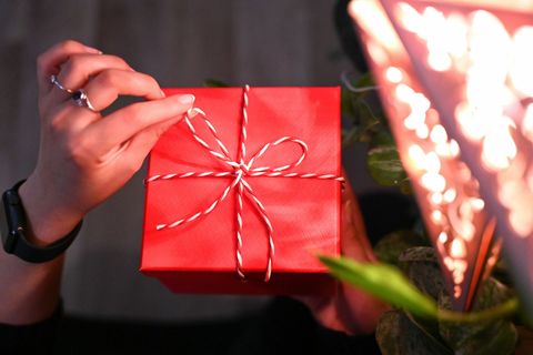 Wer online Weihnachtsgeschenke oder andere Waren kauft, sollte bei der Retoure sorgfältig sein. (Symbolbild) Foto: Elisa Schu/dp