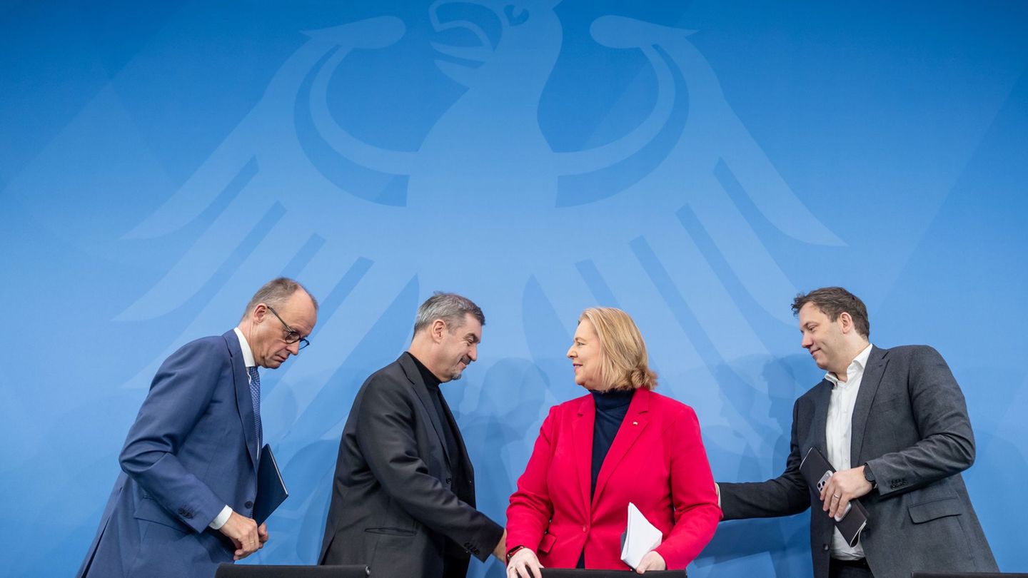 Die Koalition habe zueinander gefunden, sagt der Kanzler. Foto: Michael Kappeler/dpa