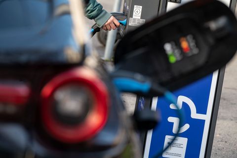 Fürs Laden seines E-Autos zahlt man je nach Tarif unterschiedliche Preise. (Archivbild) Foto: Marijan Murat/dpa