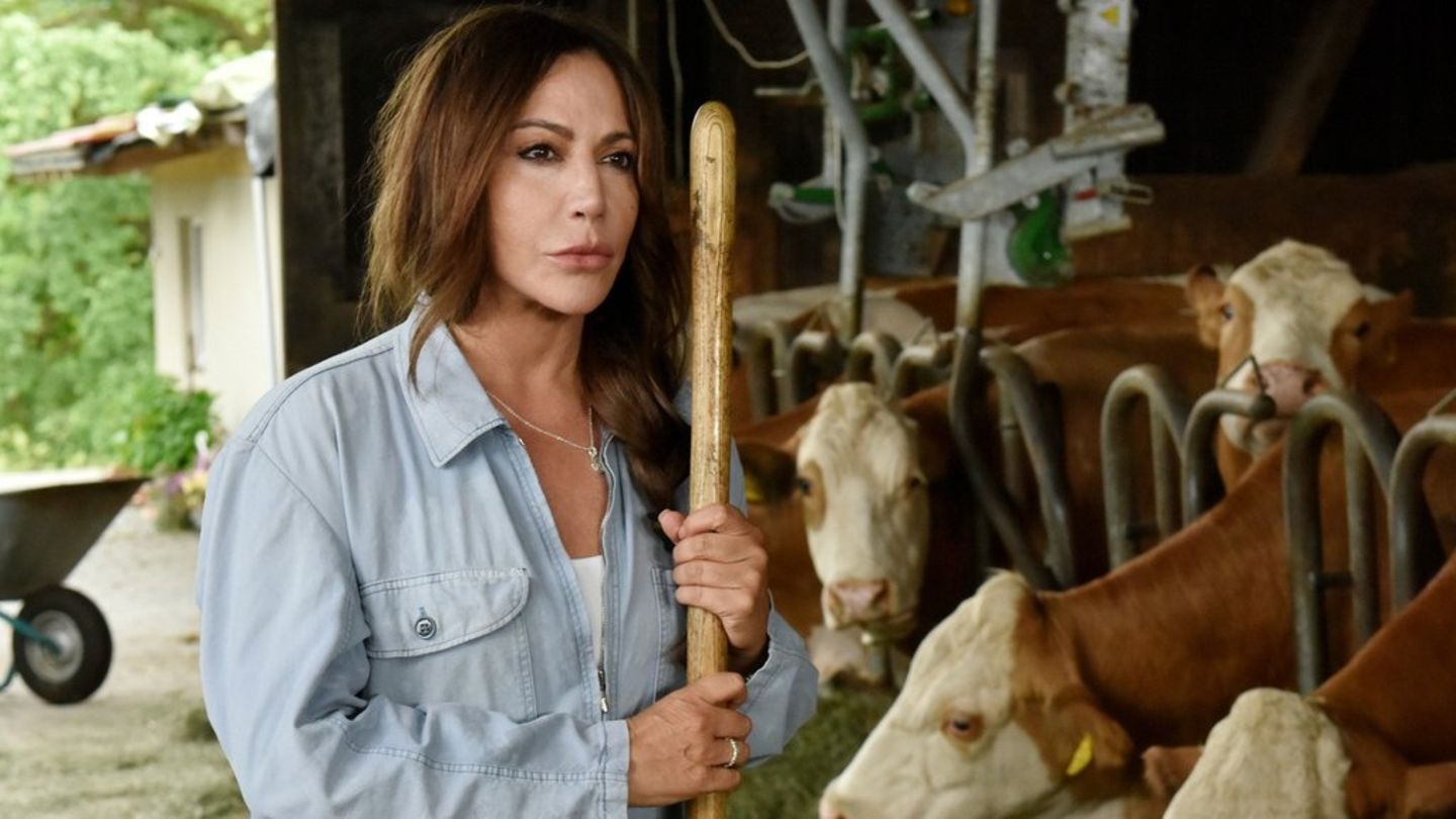 Dorfhelferin Katja (Simone Thomalla) versorgt die Tiere auf dem Bauernhof der Familie Springer.