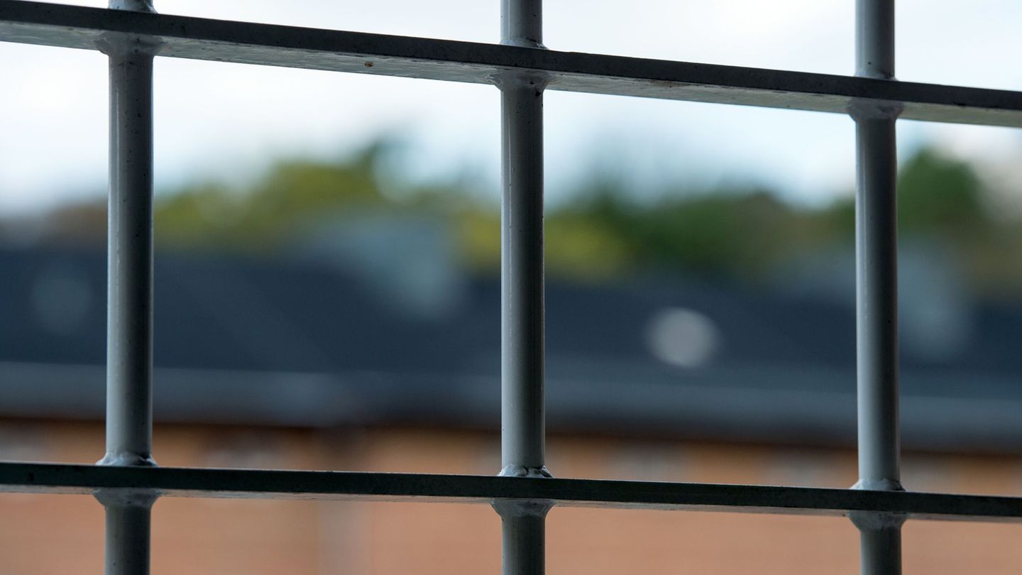 Ein Fall, der die Öffentlichkeit schockt: Im Maßregelvollzug in Brandenburg an der Havel soll ein untergebrachter Mann ein Kind