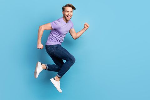 Deals und Angebote: Junger Mann mit weißen Sneakern