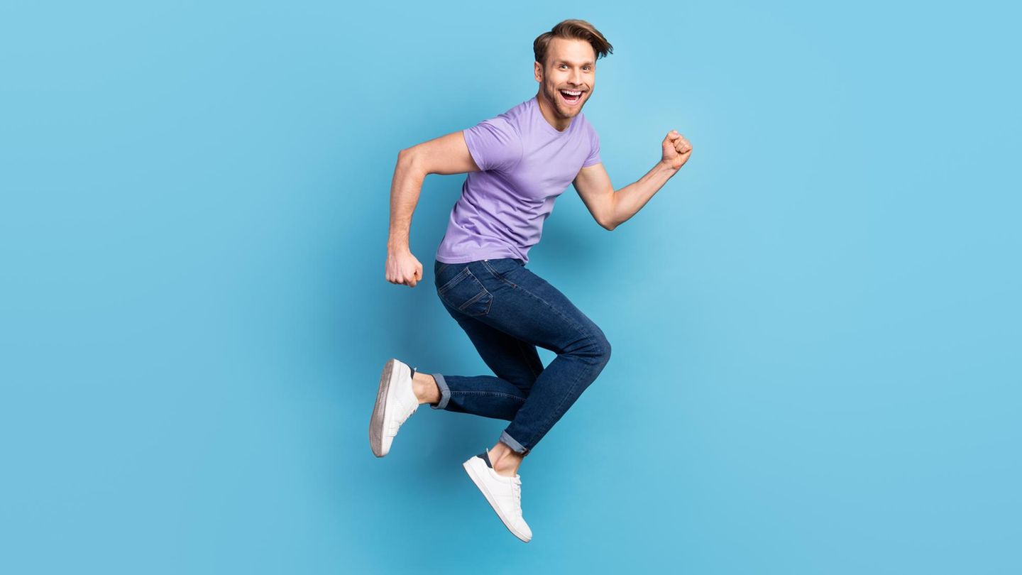 Deals und Angebote: Junger Mann mit weißen Sneakern