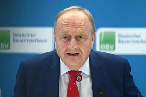 Bauernpräsident Joachim Rukwied sagte in Berlin: "Der Motor stottert weiter." Foto: Elisa Schu/dpa