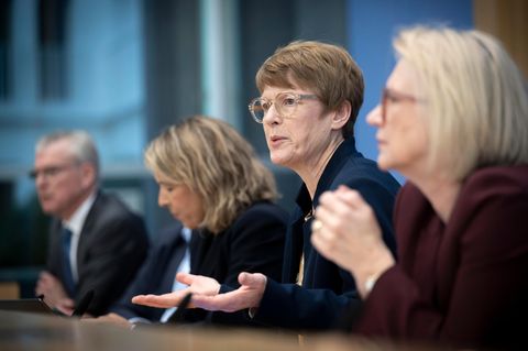 Die Wirtschaftsweisen (v. r.) Monika Schnitzer, Veronika Grimm, Ulrike Malmendier und Martin Werding