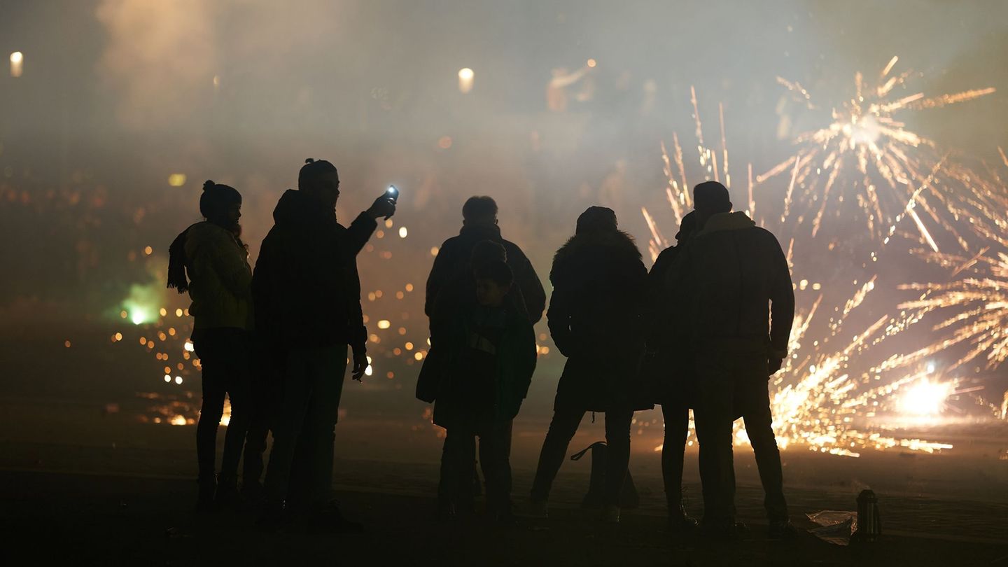 Die Berliner Polizei warnt Eltern vor gefährlichem Feuerwerk. (Symbolbild) Foto: Thomas Frey/dpa/dpa-tmn