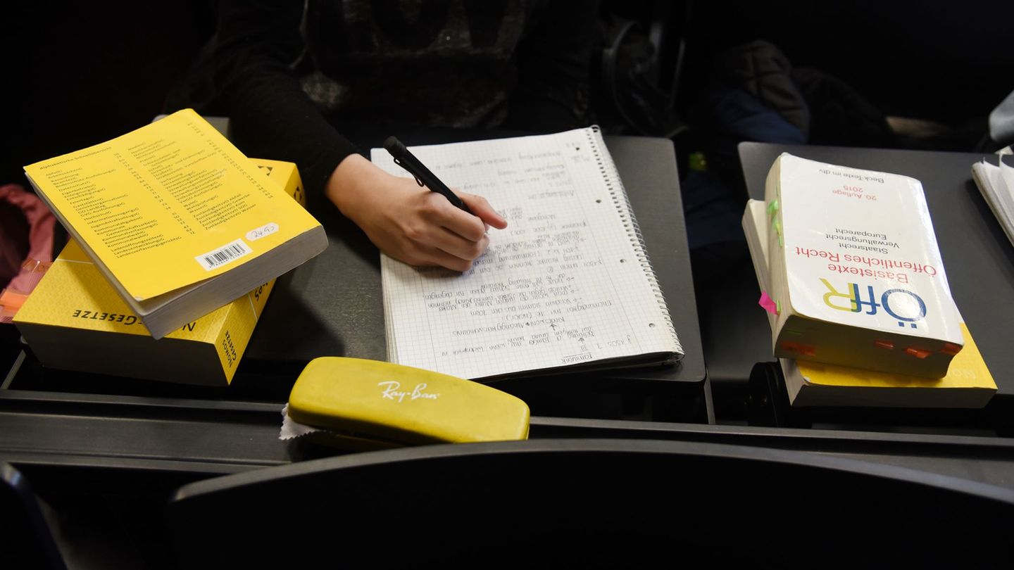 Künftig wohl eher die Ausnahme: Prüfungen zum juristischen Staatsexamen mit Papier und Stift. (Symbolbild) Foto: Waltraud Grubit