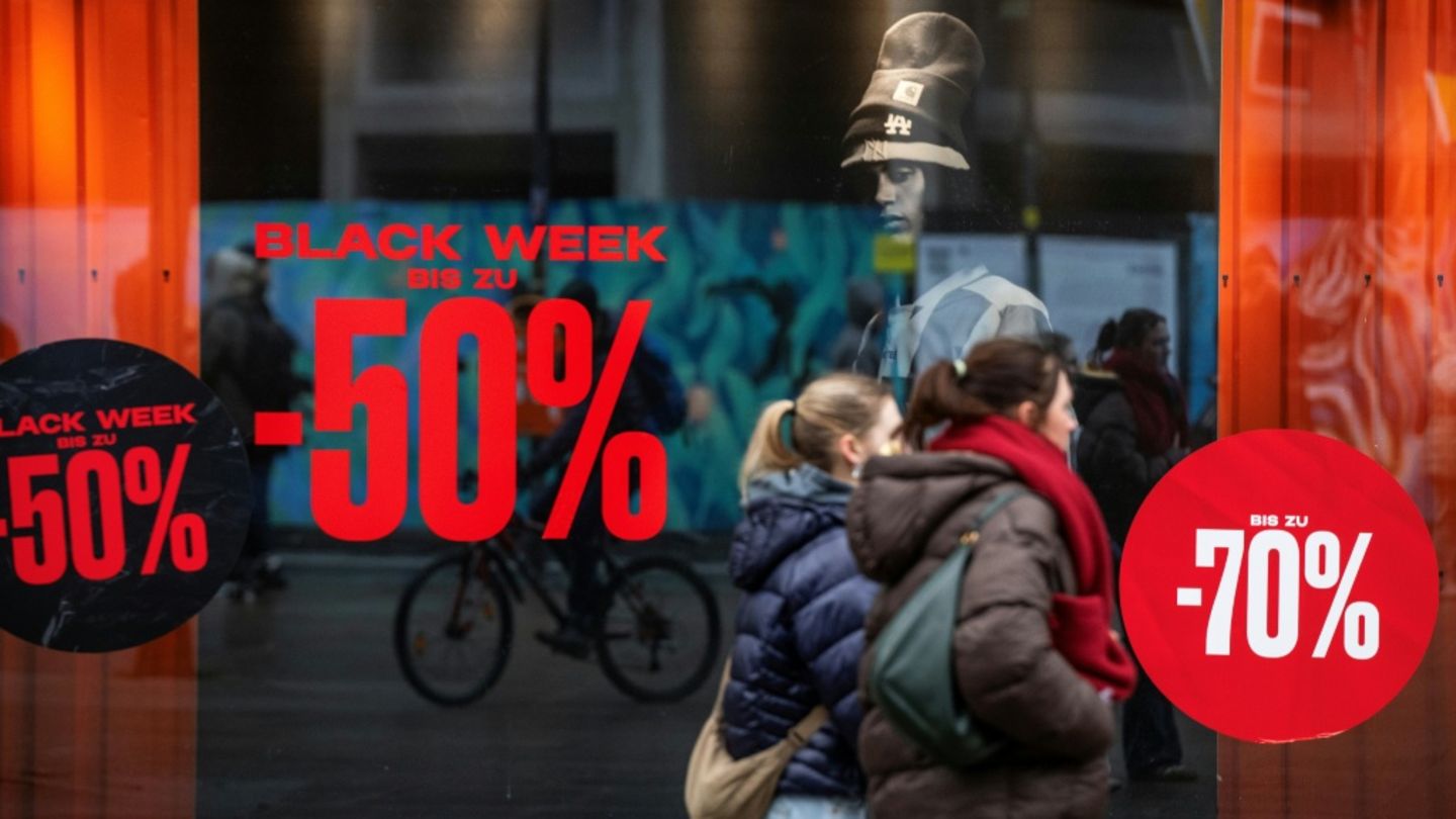 Schaufenster und Passanten in Berlin