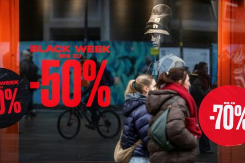 Schaufenster und Passanten in Berlin