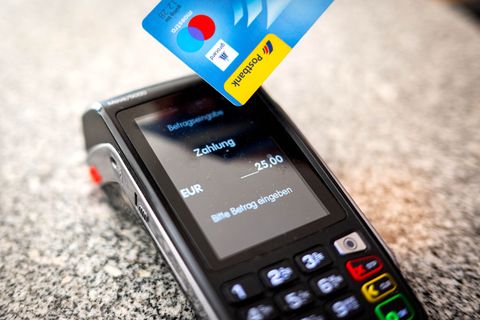 Die Polizei warnt vor Spendenzahlungen mit Karte im Supermarkt. (Symbolbild) Foto: Sina Schuldt/dpa