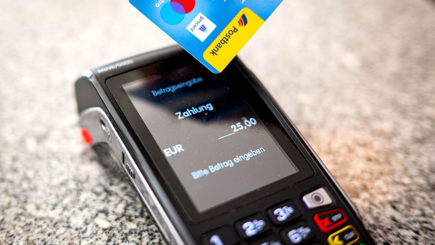 Die Polizei warnt vor Spendenzahlungen mit Karte im Supermarkt. (Symbolbild) Foto: Sina Schuldt/dpa